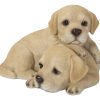 Estatua de Dos Cachorros de Labrador Amarillos Jugando de