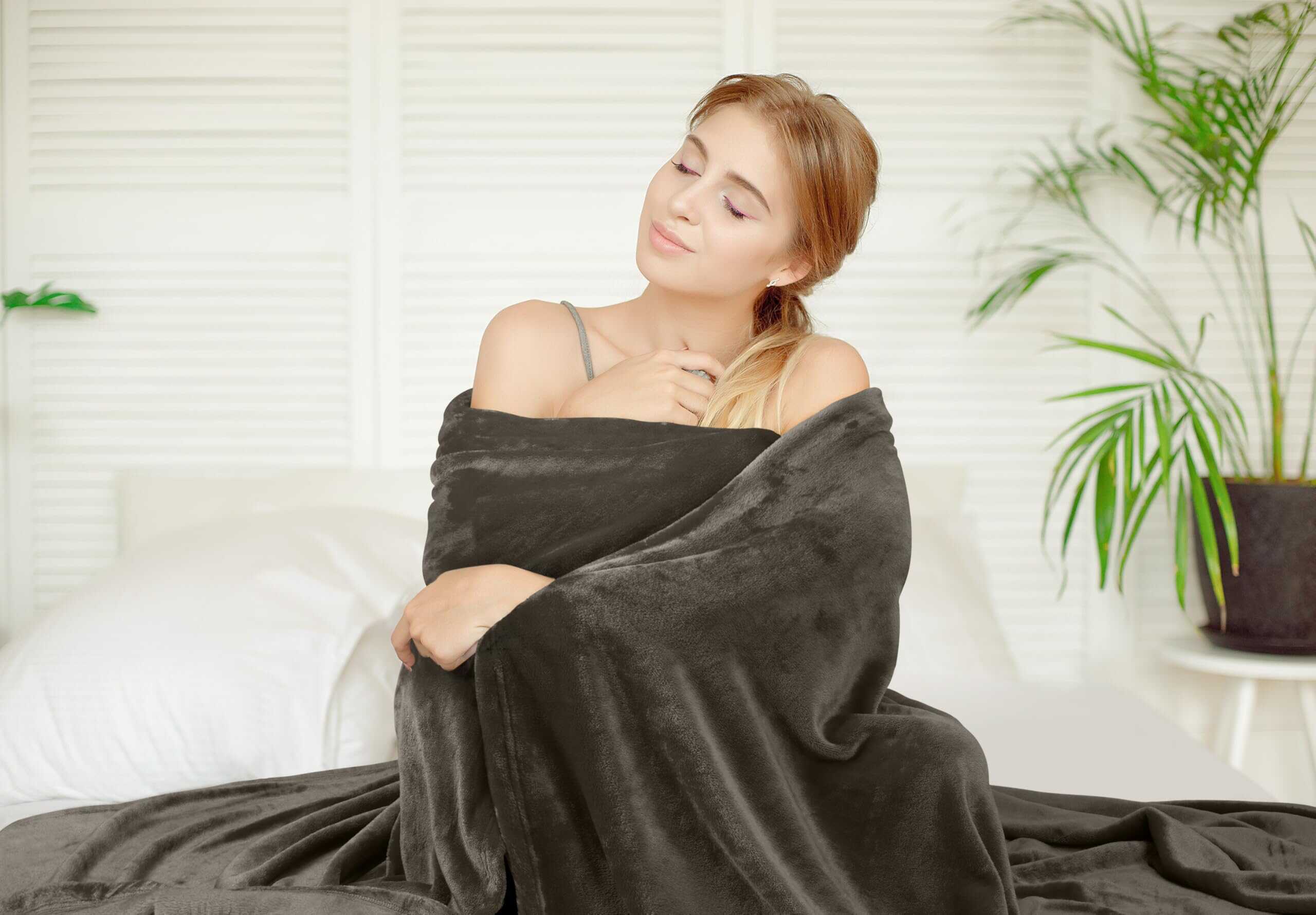 Manta de Felpa Utopia Bedding Tamaño King Marrón 300GSM - Imagen 5