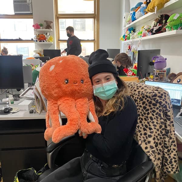 Peluche de pulpo adorable Squishable Coral de 15" - Imagen 5