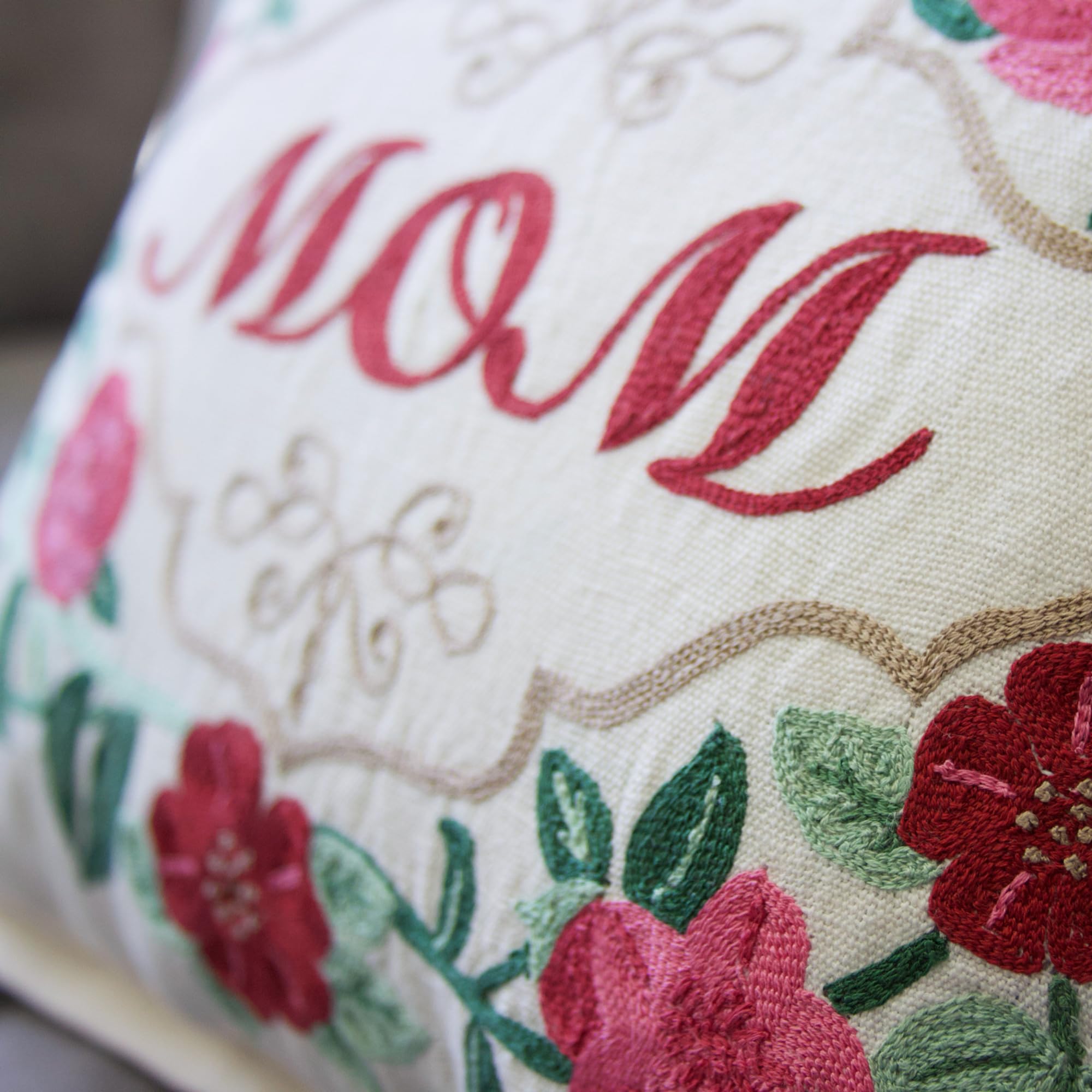 Almohada Bordada a Mano Catstudio en Rosa y Rojo con Diseño - Imagen 3