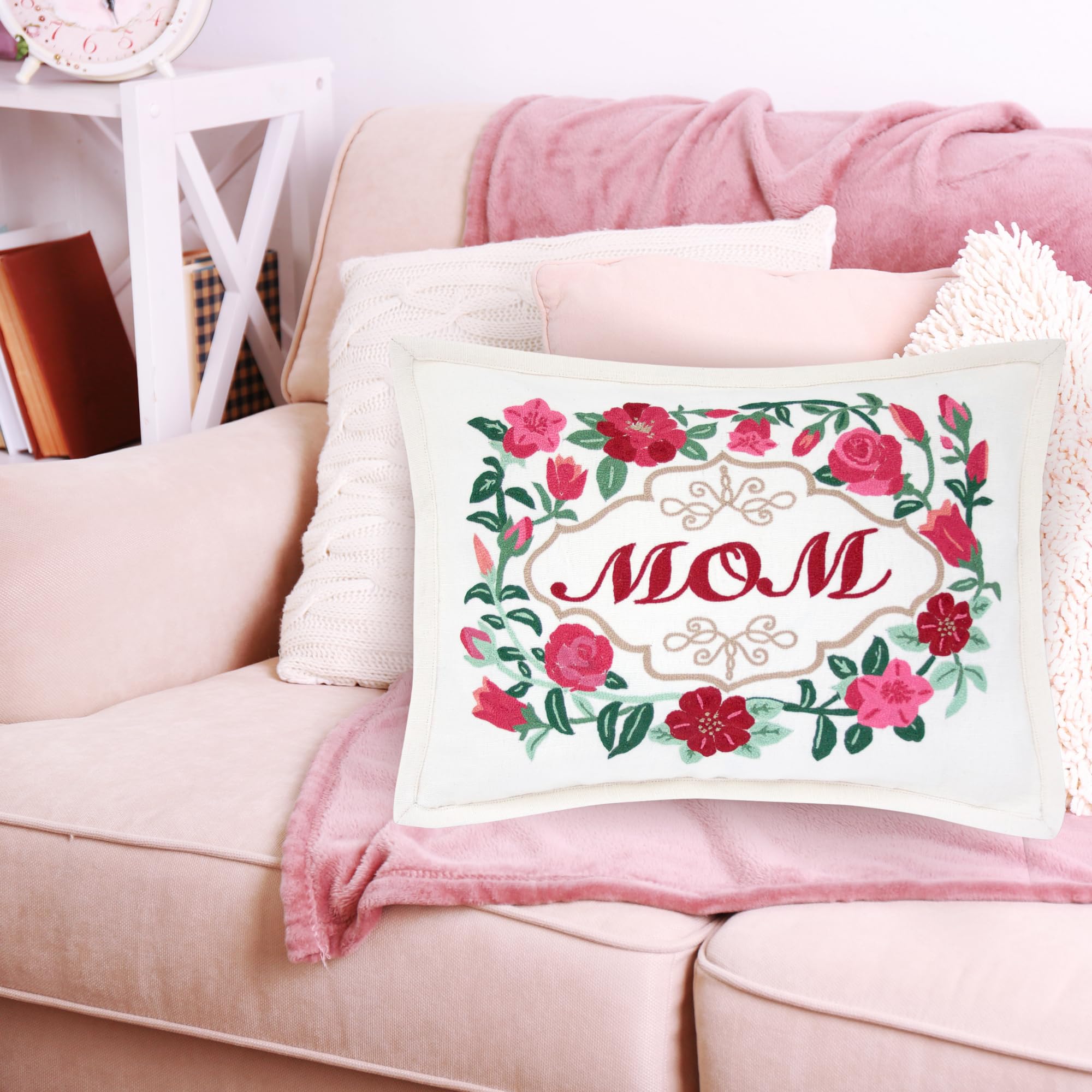 Almohada Bordada a Mano Catstudio en Rosa y Rojo con Diseño - Imagen 4