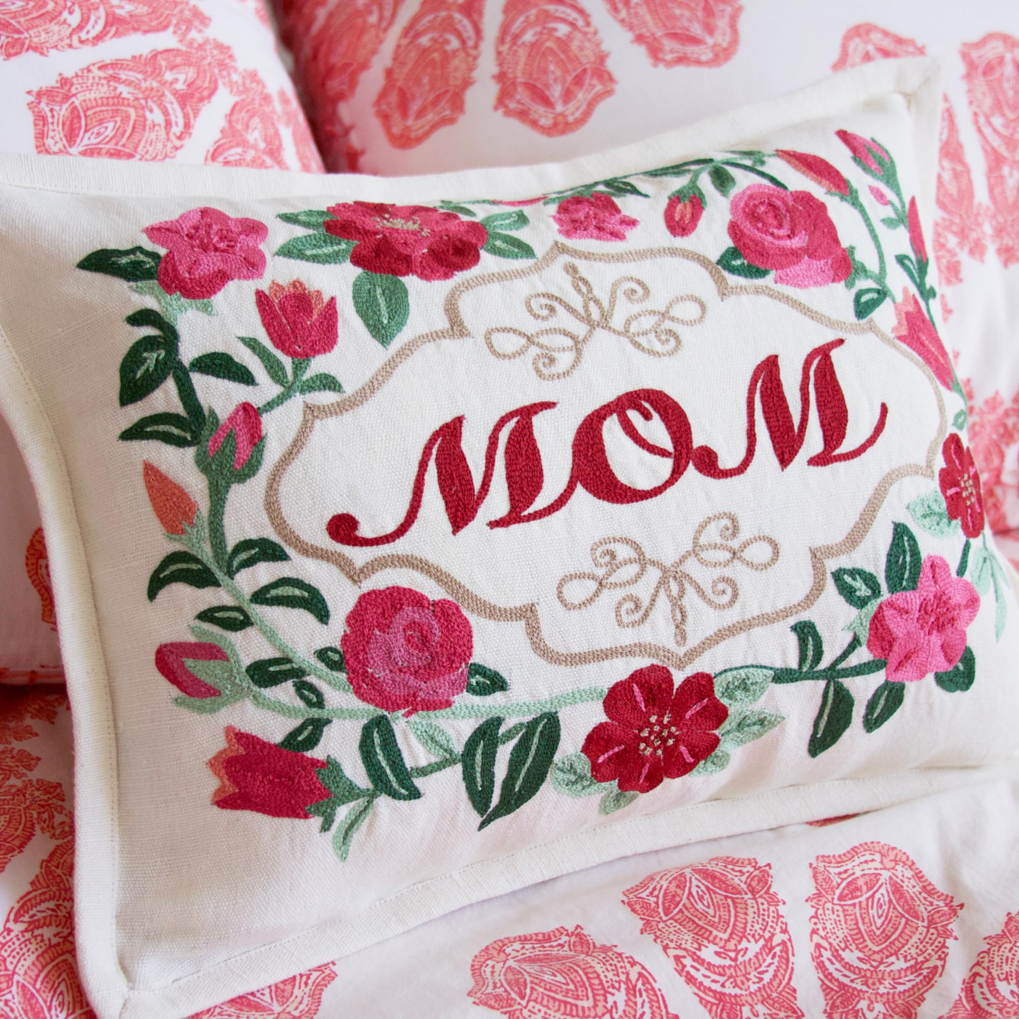 Almohada Bordada a Mano Catstudio en Rosa y Rojo con Diseño - Imagen 7