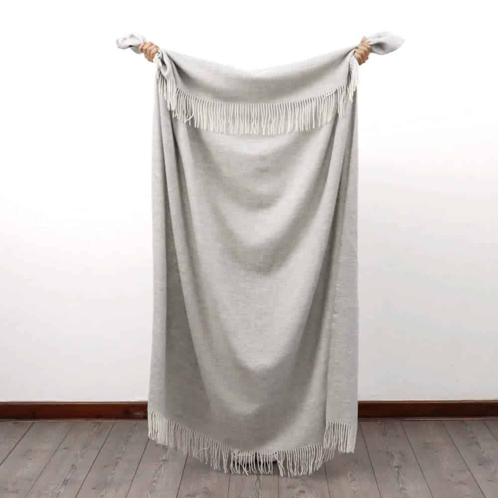 Manta de Lana de Alpaca Junin Pride Tejida -Gris Perla - Imagen 4