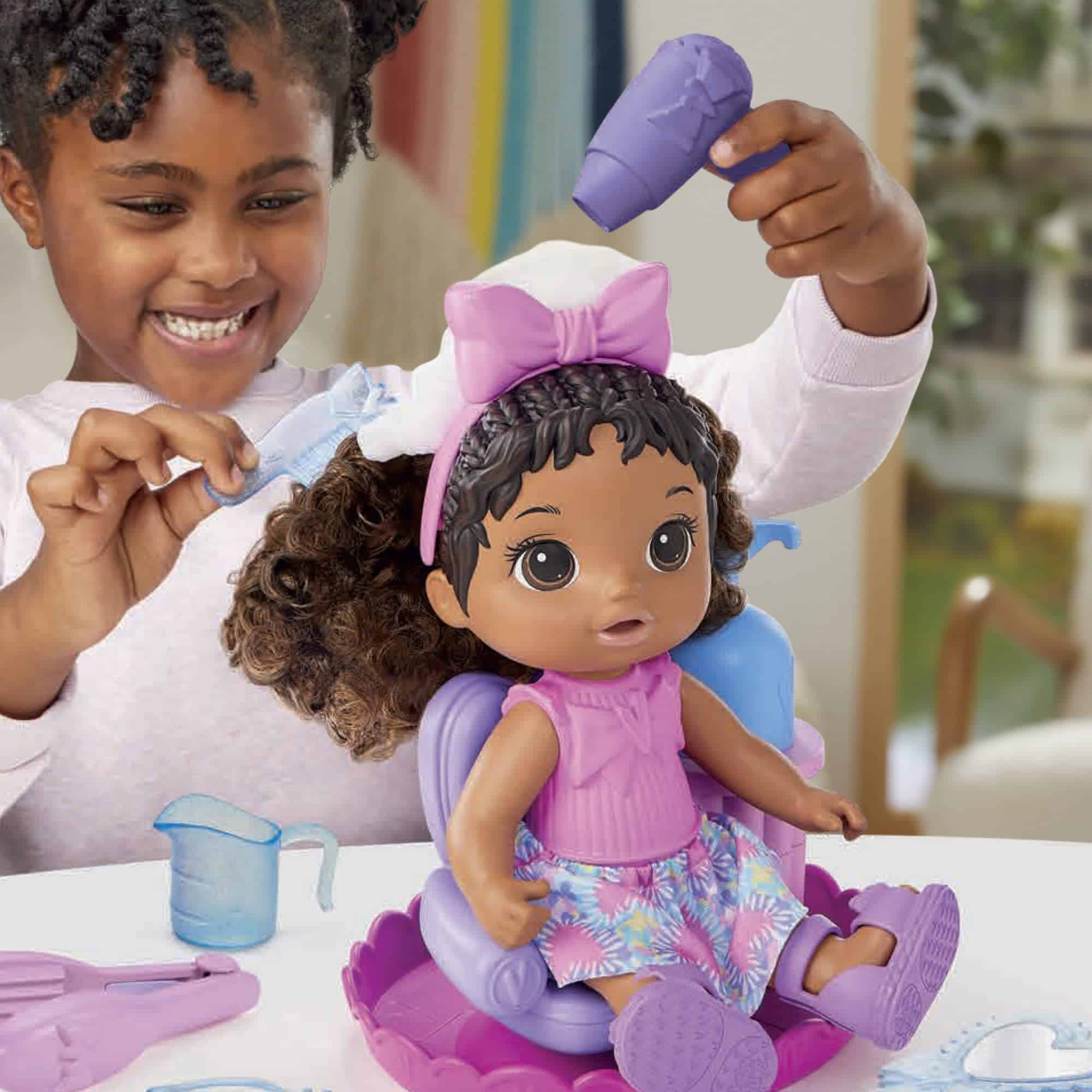 Muñeca Baby Alive Sudsy Styling, Cabello Negro, Incluye - Imagen 5