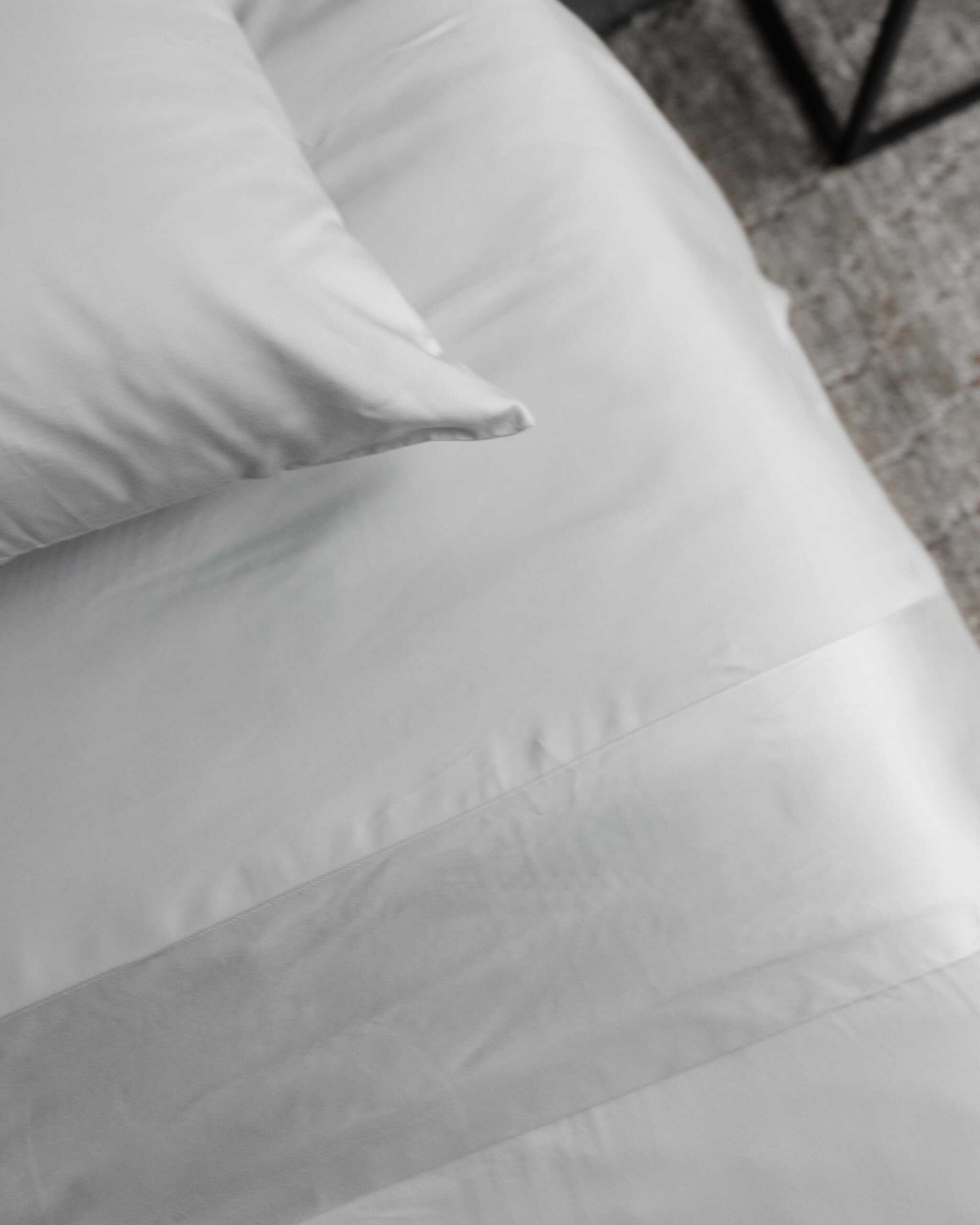 Juego de sábanas Cozy Earth Light Grey para cama California - Imagen 7