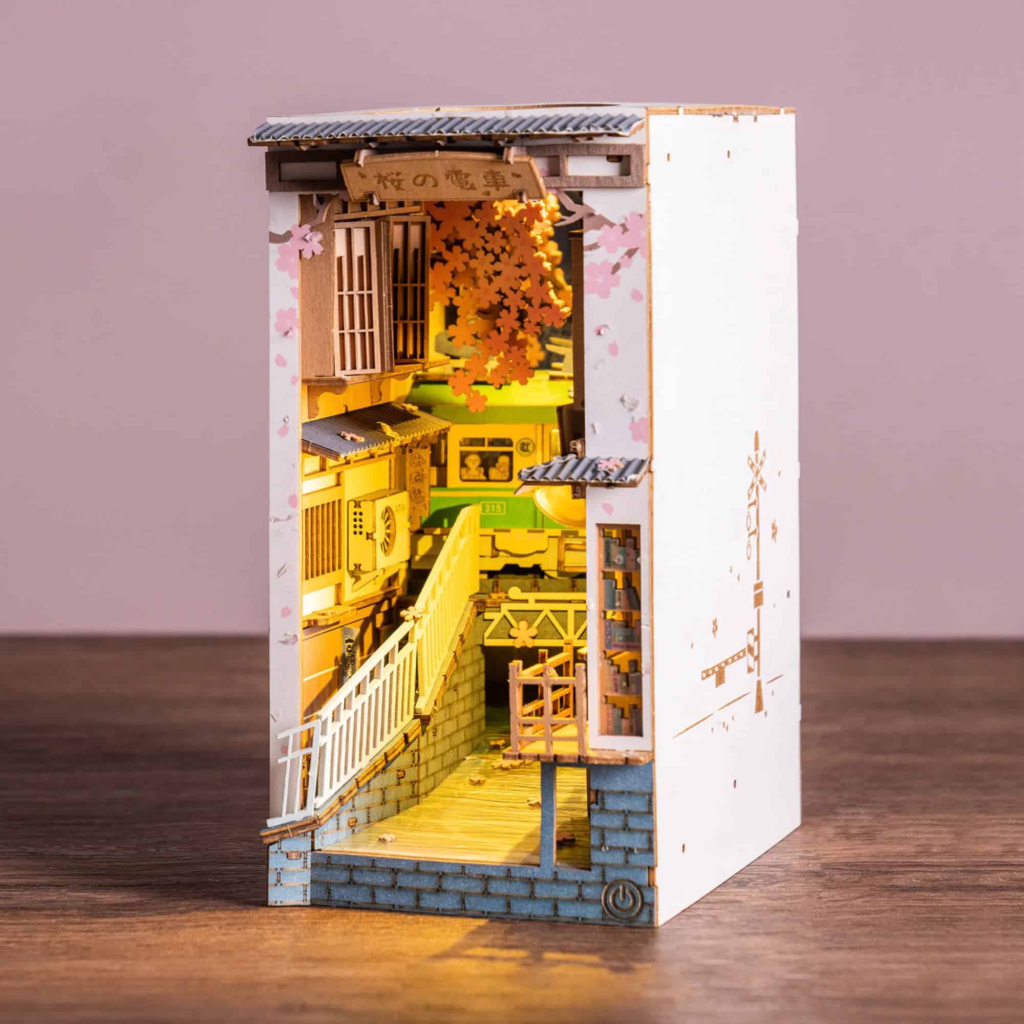 Kit DIY Rolife Book Nook Sakura Densya, Kit Miniatura