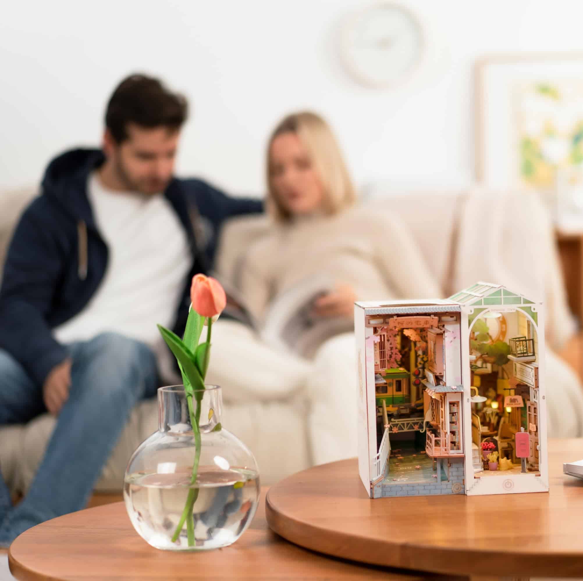 Kit DIY Rolife Book Nook Sakura Densya, Kit Miniatura - Imagen 8