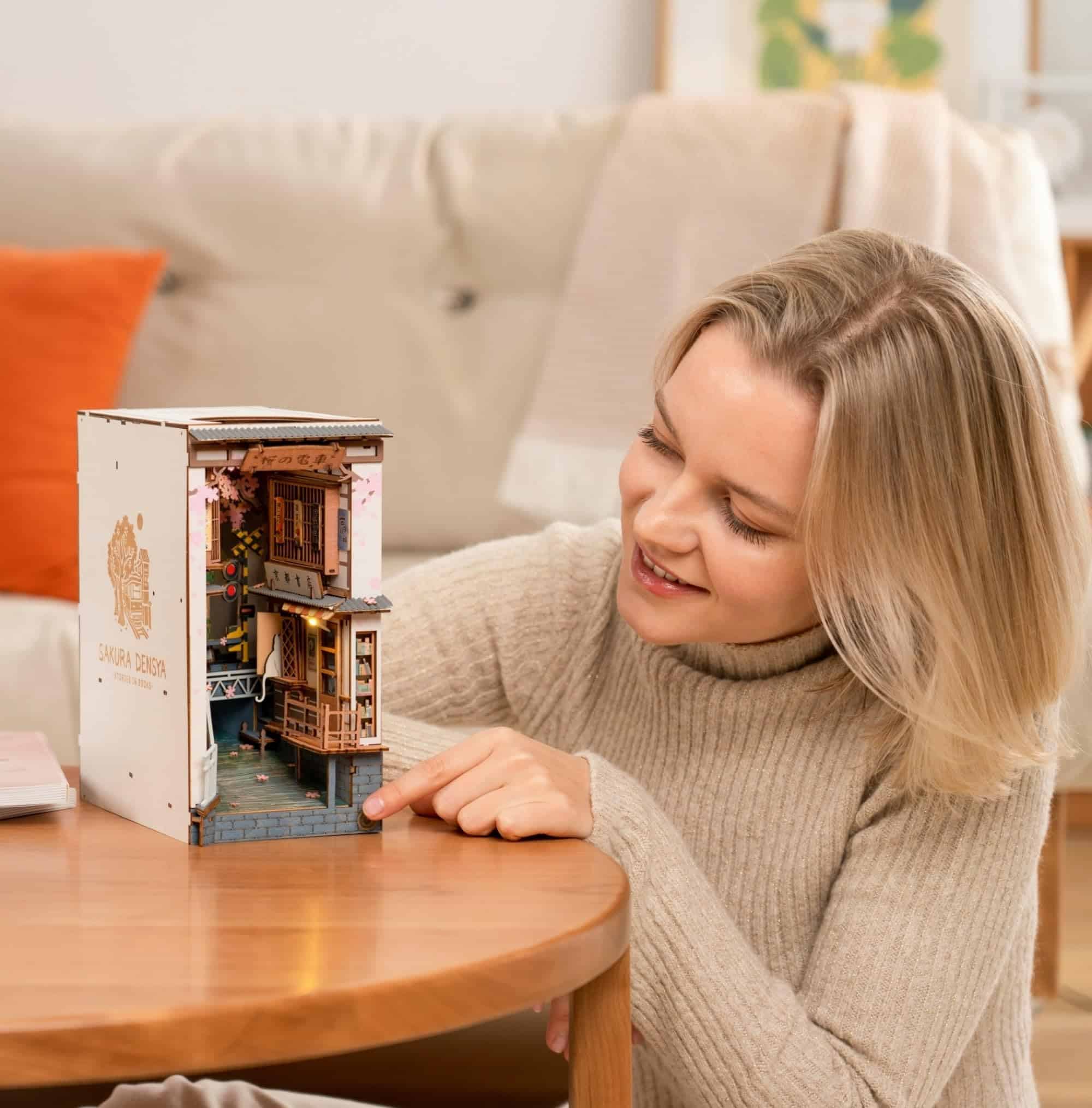 Kit DIY Rolife Book Nook Sakura Densya, Kit Miniatura - Imagen 4